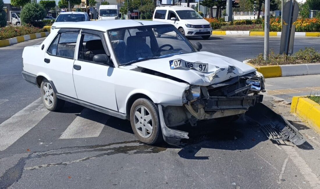 Manavgat’ta Tofaş otomobille çarpışan motosikletli ağır yaralandı Antalya’nın Manavgat ilçesinde meydana gelen kazada Tofaş otomobille çarpışan motosiklet
