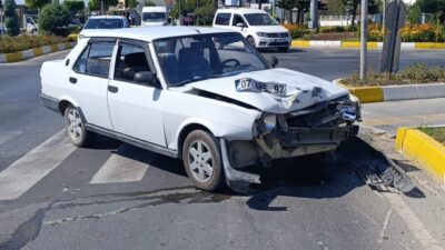 Antalya’nın Manavgat ilçesinde meydana gelen kazada Tofaş otomobille çarpışan motosiklet