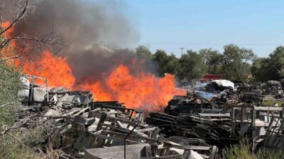 Manisa’nın Yunusemre ilçesinde faaliyet gösteren ahşap palet fabrikasında çıkan yangına