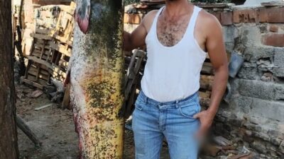 Manisa’nın Salihli ilçesinde amatör bir balıkçı, Demirköprü Baraj Gölü’nde kendi