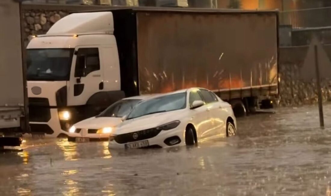 Manisa’da sağanak yağış sokakları göle çevirdi Manisa’nın Turgutlu ilçesinde akşam saatlerinde etkili olan sağanak caddeleri göle