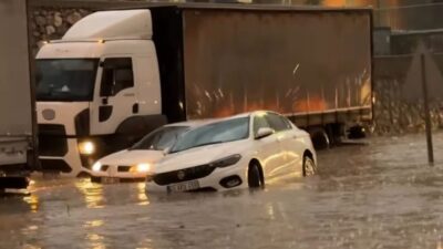 Manisa’nın Turgutlu ilçesinde akşam saatlerinde etkili olan sağanak caddeleri göle