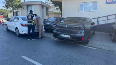 İstanbul Beşiktaş’ta, “resmi hizmete mahsustur” kartı ile trafiğe çıkan ve