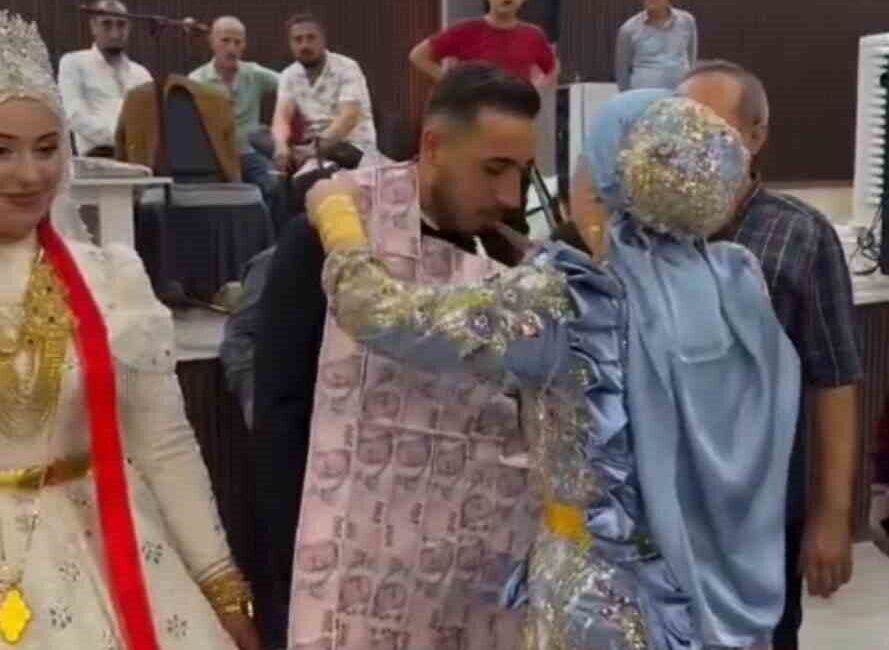 Mardin’de damada 200 liralık banknotlardan oluşan yelek giydirildi Mardin’in Kızıltepe ilçesinde Ömer ve Gülsüm Akgül çiftinin düğününde damada,