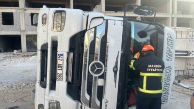 Mardin’in Artuklu ilçesinde kontrolden çıkarak devrilen tırın sürücüsü yaralandı. Kaza,