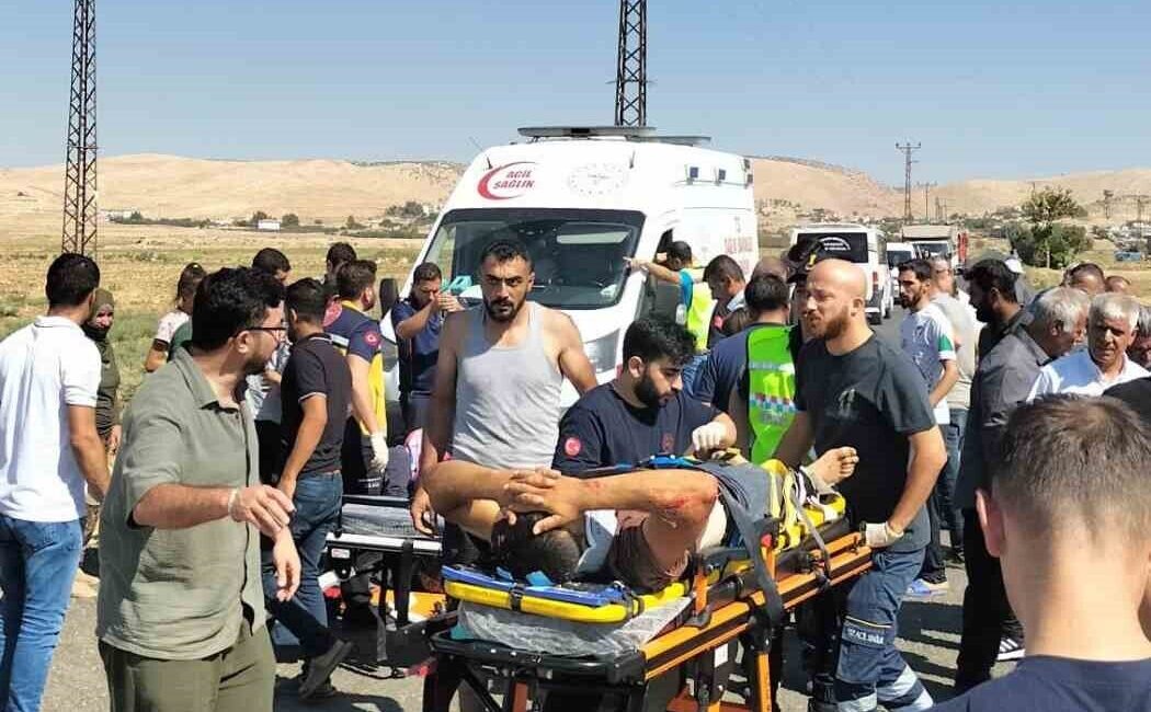 Mardin’de hafif ticari araç ile motosiklet çarpıştı: 4 yaralı Mardin’in Artuklu ilçesinde hafif ticari araç ile motosikletin çarpışması sonucu