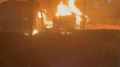 Mardin’in Kızıltepe ilçesinde hurda araç deposunda çıkan yangın itfaiye ekipleri