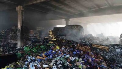 Mardin’in Nusaybin ilçesinde içecek deposunda çıkan yangın, TOMA’nın da desteği