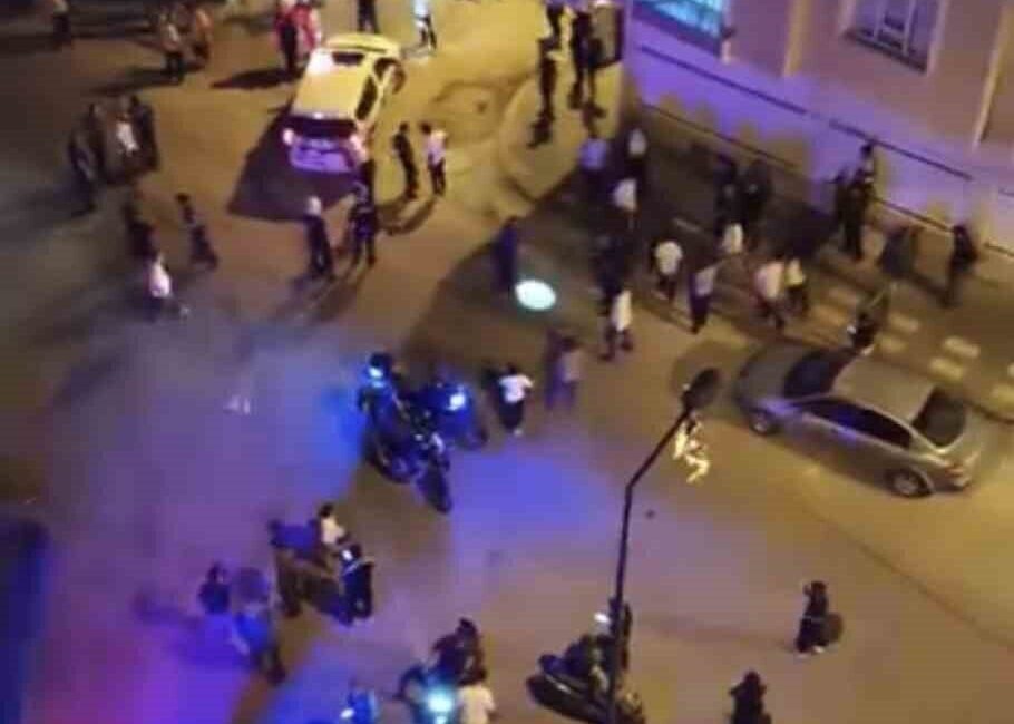 Mardin’de tekmeli yumruklu kavga: 4 yaralı Mardin’in Kızıltepe ilçesinde iki grup arasında çıkan tekmeli yumruklu kavgada