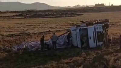Mardin’in Kızıltepe ilçesinde tırın şarampole devrilmesi sonucu sürücü yaralandı. Edinilen