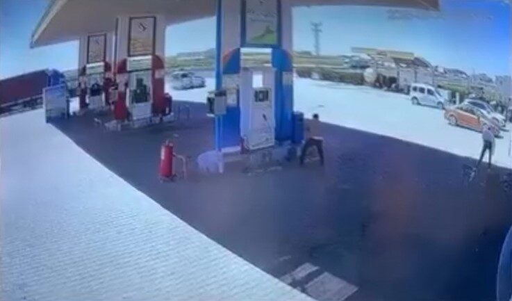 Mardin’deki silahlı kavga kamerada Mardin’de bir akaryakıt istasyonunda iki grup arasında çıkan silahlı kavga