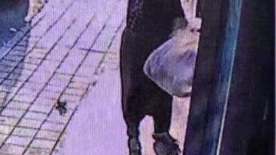 Adana’da bir kadın, marketin kapısına bırakılan ve içerisinde 10 ekmek