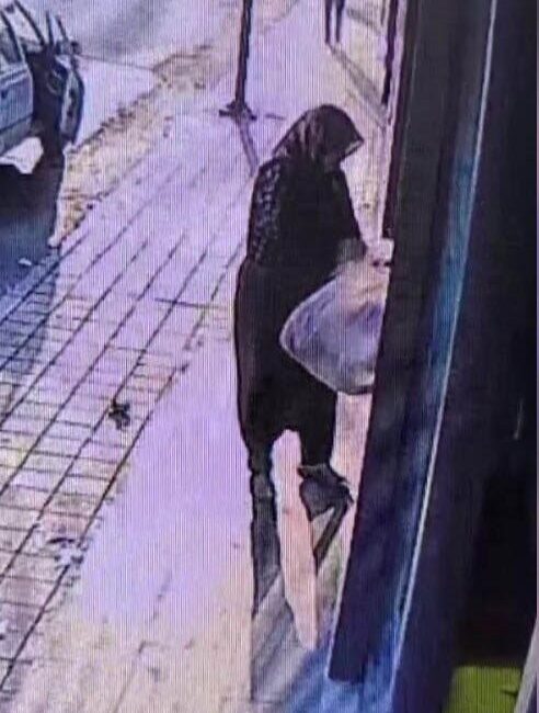 Markete bırakılan ekmek ve simit dolu poşeti çaldı Adana’da bir kadın, marketin kapısına bırakılan ve içerisinde 10 ekmek
