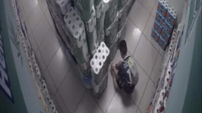 Bursa’nın Nilüfer ilçesinde, bir çocuğun zincir marketi ateşe verdiği görüntüler