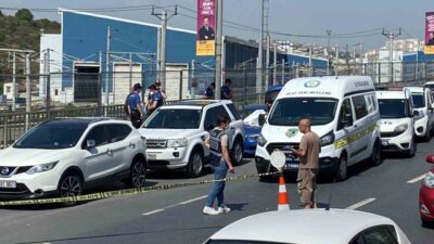 Küçükçekmece’de Marmaray istasyonu önünde park halinde bulunan araçta erkek cesedi