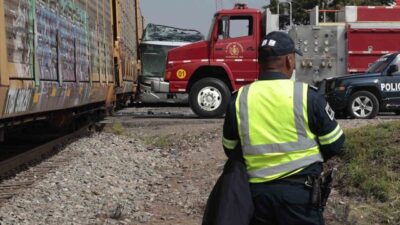 Meksika’da yük treninin hemzemin geçitten geçen yolcu otobüsüne çarptığı kazada