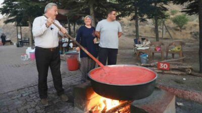 Melikgazi Belediyesi’nin vatandaşlara salçalarını nezih ve steril ortamda yapma imkanı