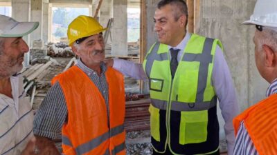 Mersin Valisi Atilla Toros, Tarsus ilçesi Sucular Mahallesi’nde inşaatı devam