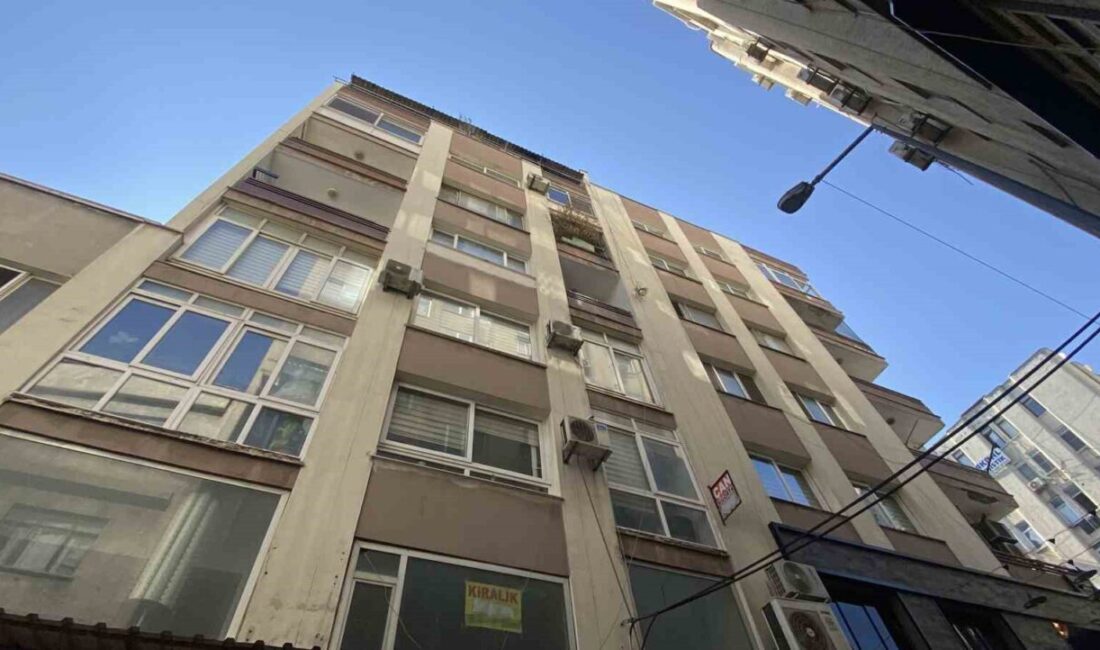 Mersin’de 73 yaşındaki adam intihar etti Mersin’de psikolojik sorunları olduğu öğrenilen 73 yaşındaki şahıs, 7 katlı
