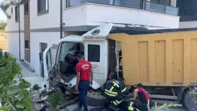 Mersin’in Mut ilçesinde sürücüsünün direksiyon hakimiyetini kaybettiği hafriyat kamyonu apartman
