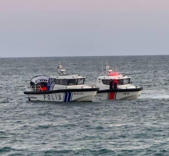 Mersin’de iki ayrı paraşüt kazası: Biri direğe takıldı, diğeri denize düştü Mersin’de farklı paraşüt etkinliklerinde iki ayrı kaza yaşandı. Bir paraşütçü