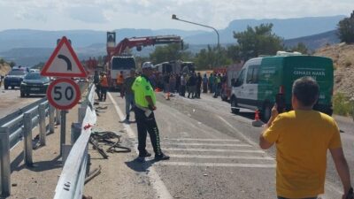 Mersin’in Mut ilçesinde meydana gelen otobüs ile tırın karıştığı kazada