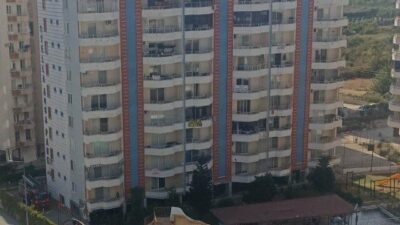 Mersin’in Erdemli ilçesinde bir tatil sitesinde çıkan yangın itfaiye ekiplerin