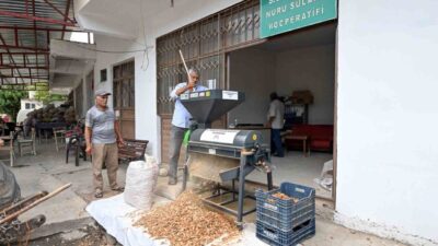 Mersin Büyükşehir Belediyesinin üreticilere sağladığı ‘badem kabuk soyma makinesi’ desteği,