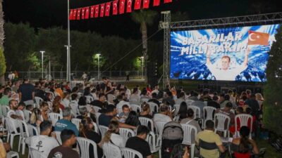 Mersin Büyükşehir Belediyesinin kurduğu dev ekranla vatandaşlar A Milli Basketbol