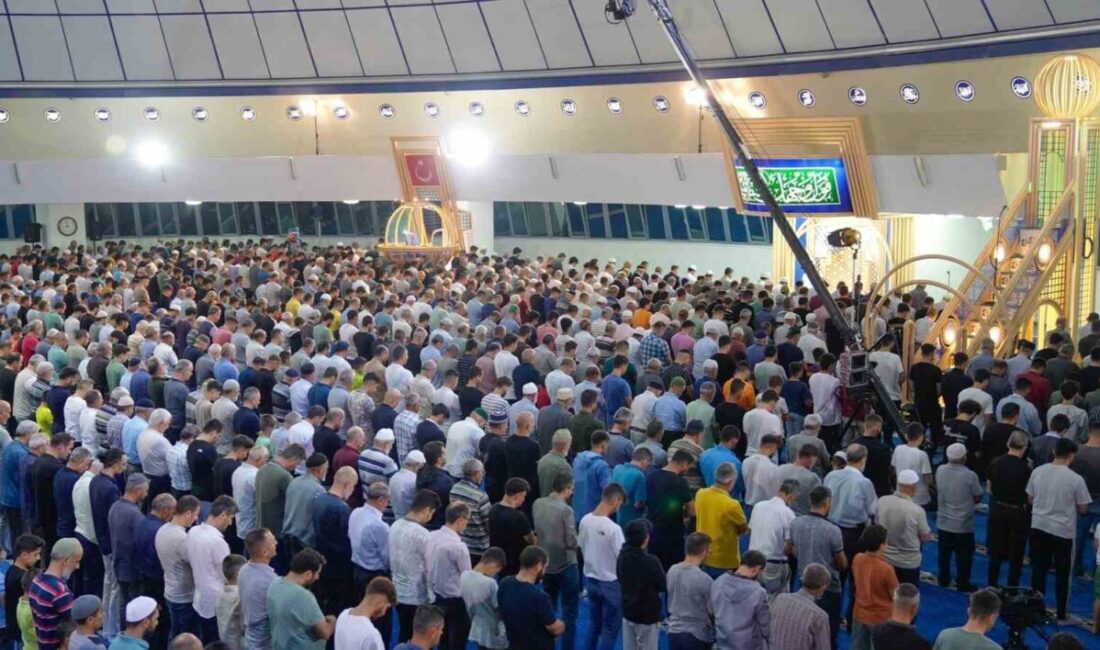 Mevlit Kandili Erzincan’da dualarla idrak edildi Mevlit Kandili dolayısıyla Erzincan’da vatandaşlar camileri doldurdu. Erzincan’da Peygamberimiz Hz.