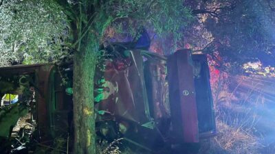 Muğla’nın Milas ilçesinde direksiyon hakimiyetini kaybederek şarampole yuvarlanan araç içinde