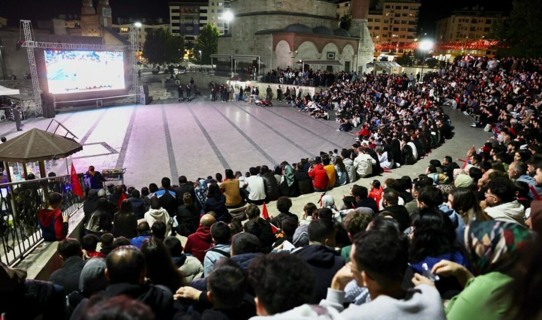 Milli maç heyecanı Tarihi Kent Meydanında yaşandı A Milli Erkek Basketbol Takımı’nın Avrupa Basketbol Şampiyonası finalinde Almanya