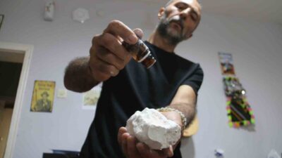 Sivas’ta bir vatandaş, kimyasal madde kullanmadan Sivas’ın bitkilerini kille birleştirdi.