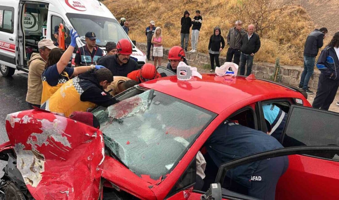 Minibüs ile otomobil kafa kafaya çarpıştı: 1’i ağır 6 yaralı Nevşehir’de turistleri taşıyan minibüs ile otomobil kafa kafaya çarpıştı. Kazada