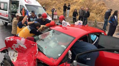 Nevşehir’de turistleri taşıyan minibüs ile otomobil kafa kafaya çarpıştı. Kazada