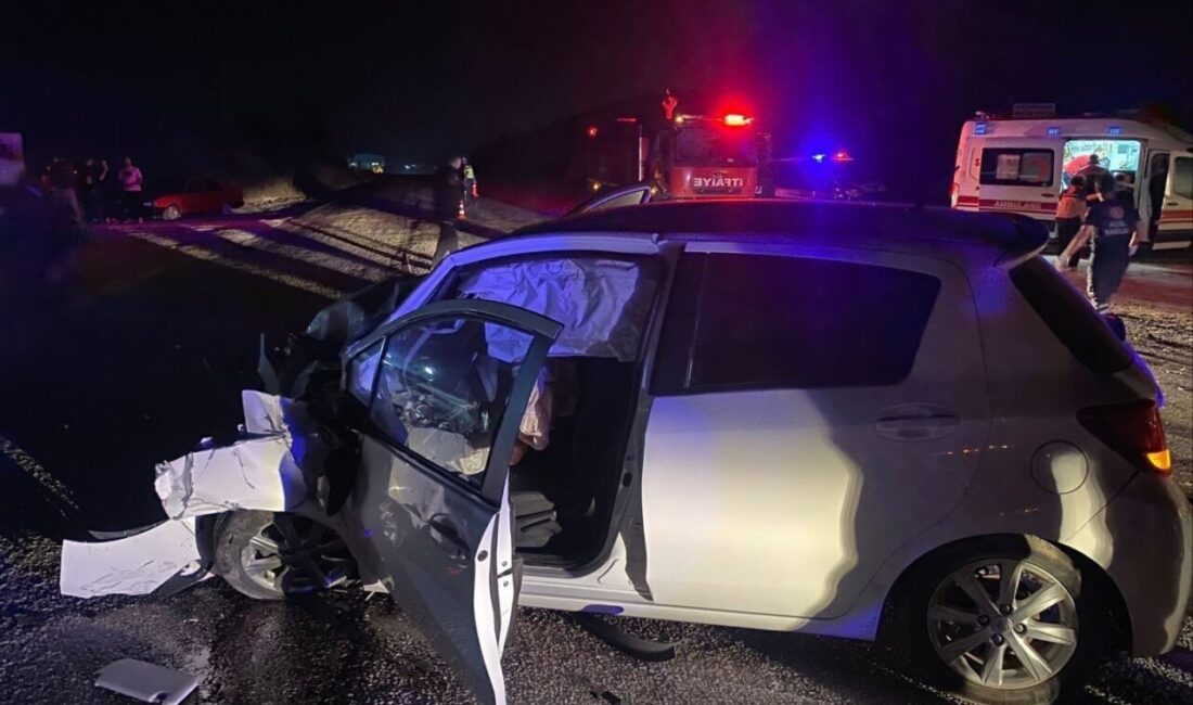 Bilecik’te minibüs ile otomobilin kafa kafaya çarpışması sonucu meydana gelen