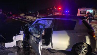 Bilecik’te minibüs ile otomobilin kafa kafaya çarpışması sonucu meydana gelen