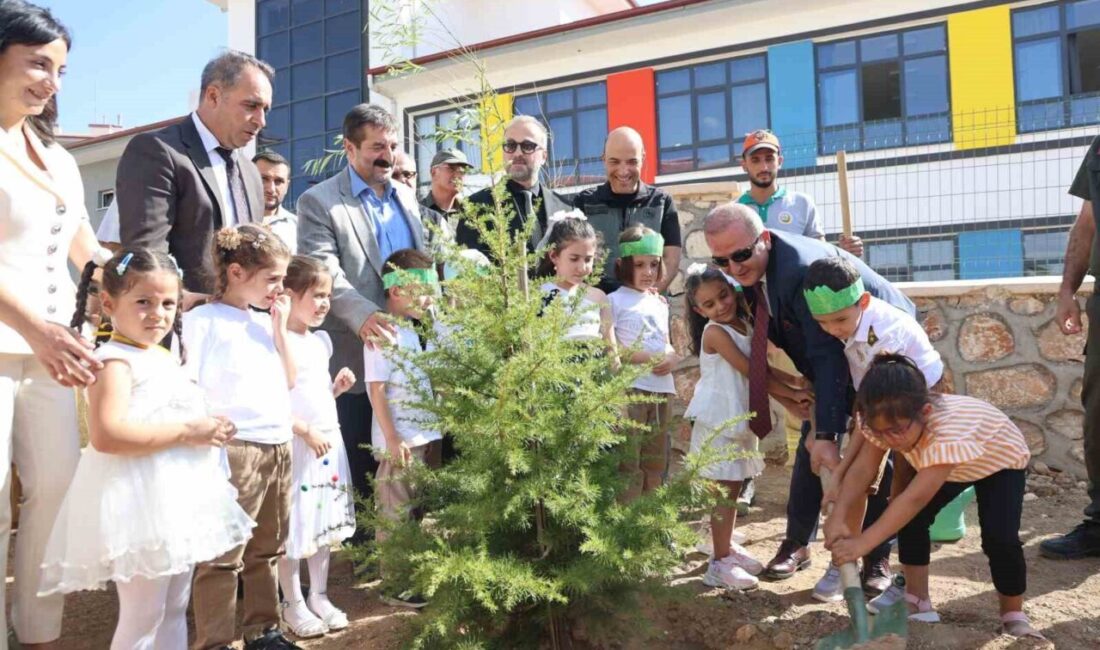 Minik öğrenciler, fidan dikerek okula başladı Elazığ’da anasınıfına başlayan öğrenciler, ‘Yeşil Vatan’ teması altında önce fidan