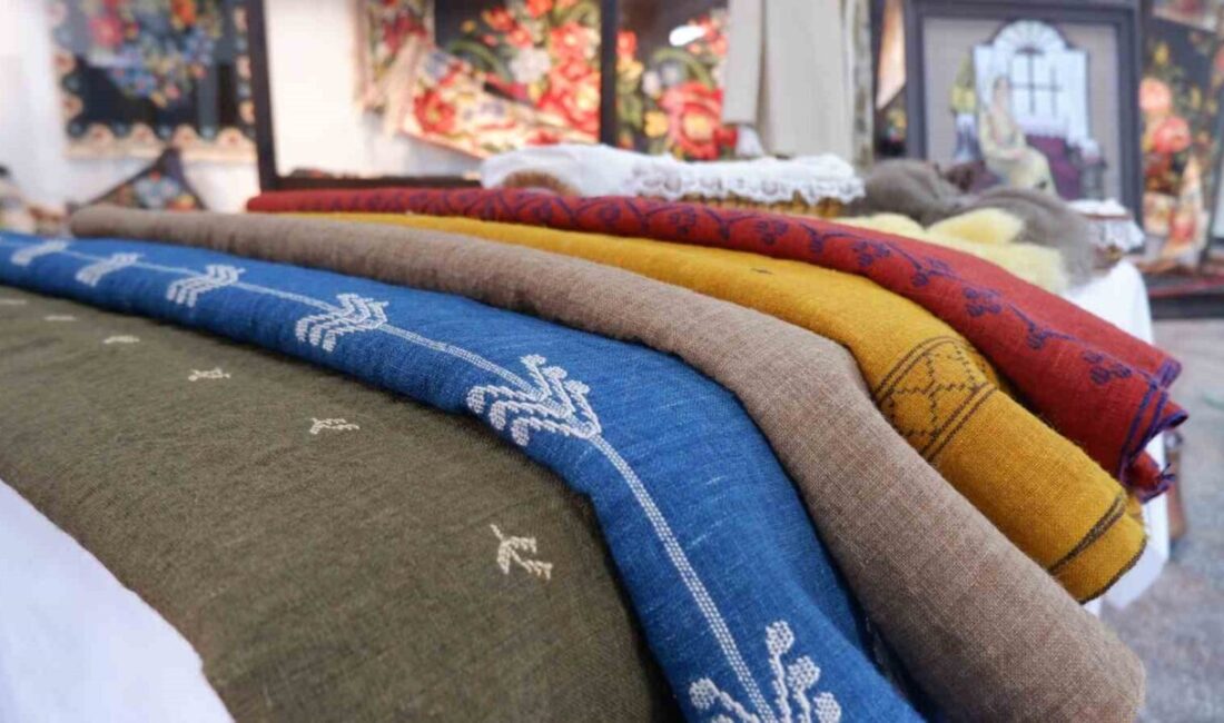 Modern tasarımlarda can bulan ehram Ehram kumaşının geleneksel kullanımının büyük ölçüde terkedilmesine rağmen moda dünyasına