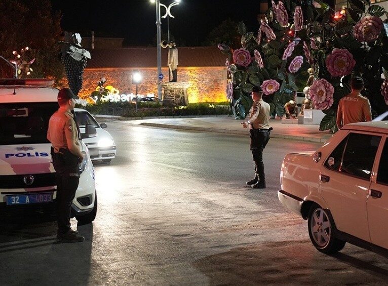 Modifiye ve abartı egzozlu araçlara gece denetimi Isparta İl Emniyet Müdürlüğü ekipleri, 10 farklı noktada düzenlenen modifiye