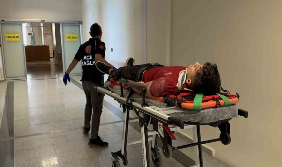 Motosiklet ile otomobil çarpıştı: 2 yaralı Adıyaman’da, motosiklet ile otomobilin çarpışması sonucu 2 kişi yaralandı. Edinilen