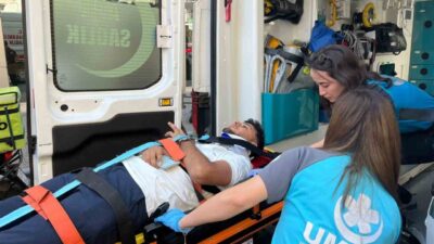 Aydın’ın Efeler ilçesinde park etmek için duran araca, motosiklet çarptı.