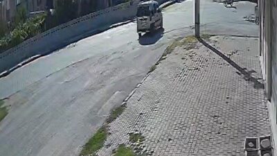 Afyonkarahisar’da hafif ticari araçla çarpışan motosiklet sürücüsü kaldırıldığı hastanede yaşamını