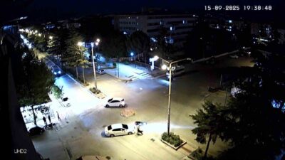 Amasya’nın Merzifon ilçesinde kavşakta motosikletle çarpışan otomobilin sürücüsü durmadan hızla