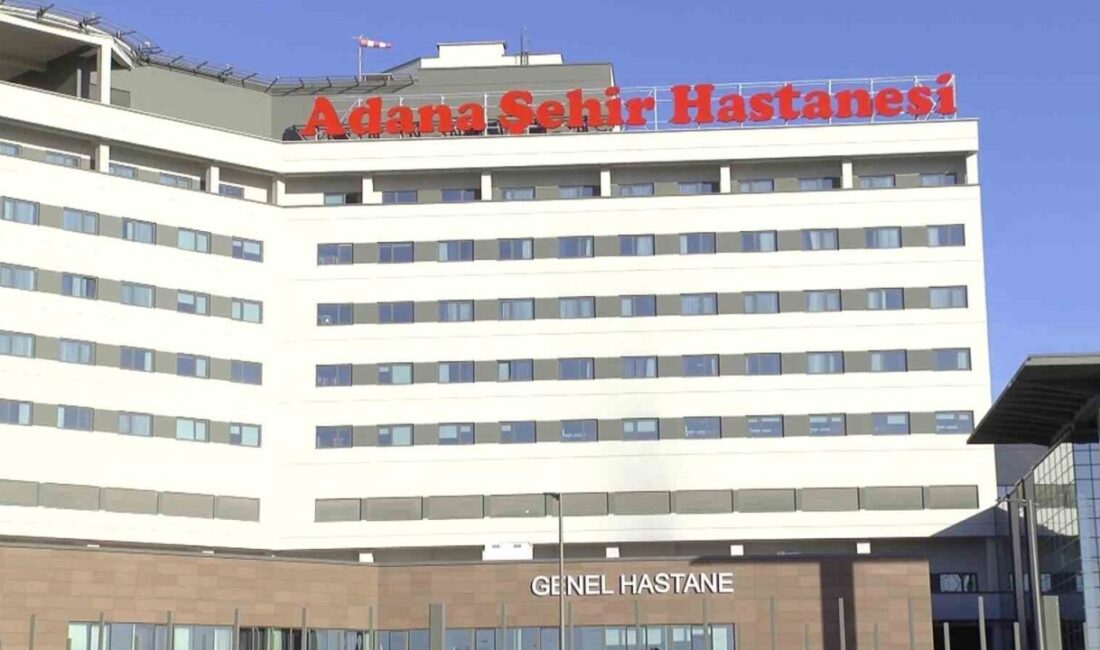 Adana’da, iş yerinin önünde bekleyen bir kişi, motosikletli iki şahsın