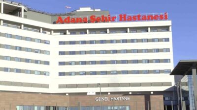 Adana’da, iş yerinin önünde bekleyen bir kişi, motosikletli iki şahsın