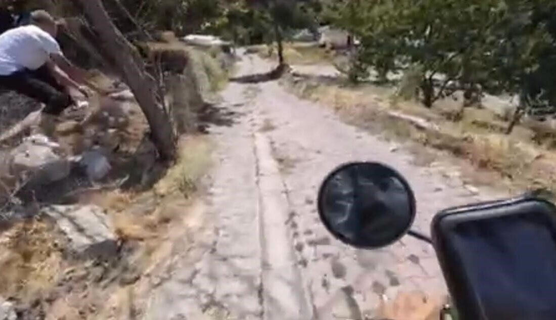 Motosikletli gezgine önce hakaret ettiler sonra taşla kovaladılar Kayseri’de tarihi yerleri gezerek, içerik üreten ve bunları sosyal medyadan