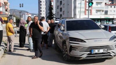 Adana’nın Kozan ilçesinde ihbara giderken otomobille çarpışan motosikletli trafik polisi