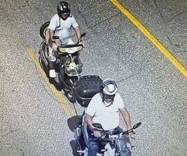 Denizli’nin Pamukkale ilçesinde arızalı bir motosikleti, iple kendi aracına bağlayıp