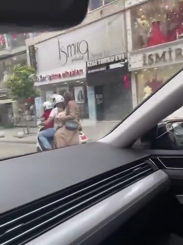 Motosiklette tehlikeli yolculuk Bursa’da bir motosiklete 4 kişi binenler, kazaya davetiye çıkardı. O